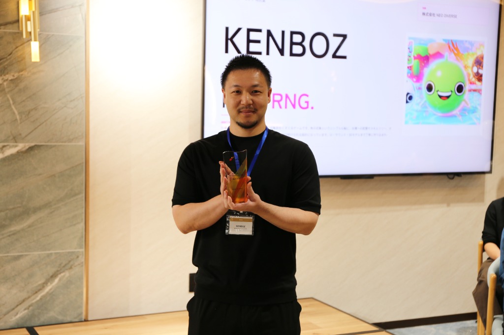 イグニサスクリエイターアワード2026 クリエイターマナト 特別賞 トロフィーを持つ代表・紫垣(KENBOZ)